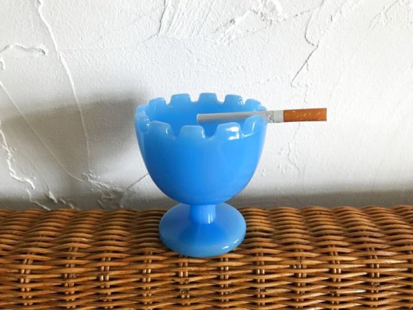 画像2: 灰皿コレクションNo.18◇ミルクガラス◇ブルー◇脚付き◇デッドストック (2)